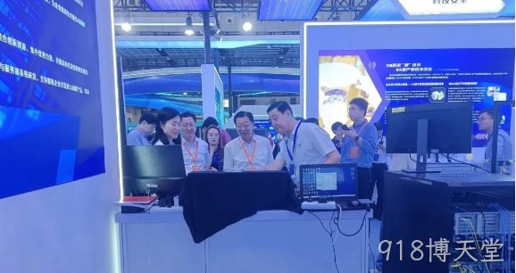 吉安市委常委、常务副市长潘学元莅临918博天堂展台看望研发团队并给予关心慰问